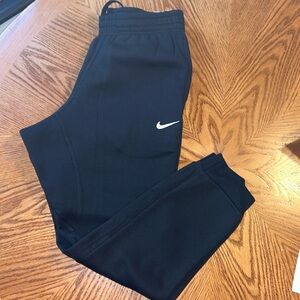 Nike men’s standard fit taper leg fleece - size L